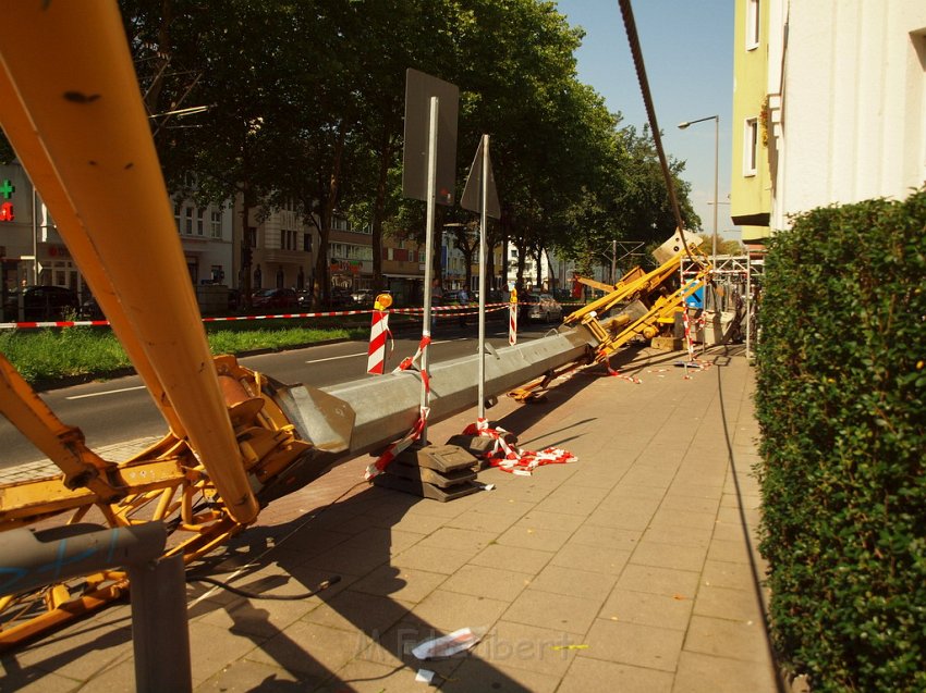 Baukran umgestuerzt Koeln Suelz Suelzguertel P130.JPG